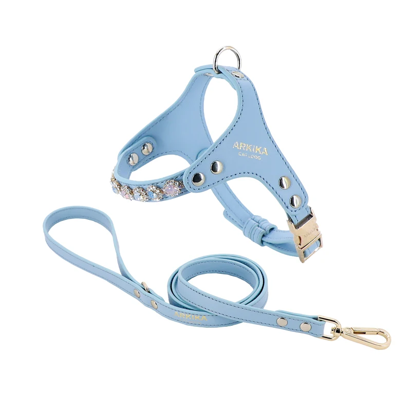 Peitoral e guia para cães de couro PU com strass, ajustável, perfeito para passeios elegantes e seguros, além de treinamento.