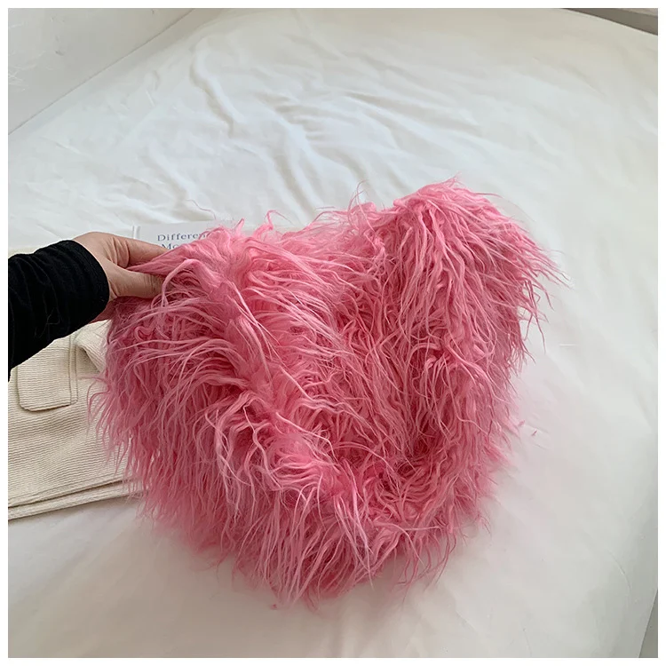 Bolsa de ombro feminina Plush Retro Love. Macia e charmosa, com design retrô para um visual romântico e elegante. Perfeita para diversas ocasiões.