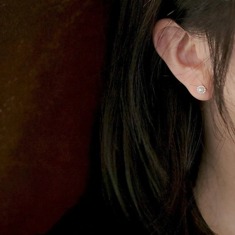 Clous d'oreilles perles douces strass blanc – Boucles d'oreilles élégantes pour femmes, parfaites pour un usage quotidien, apportent une touche de lumière.