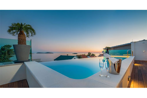 Villa with terrace 1