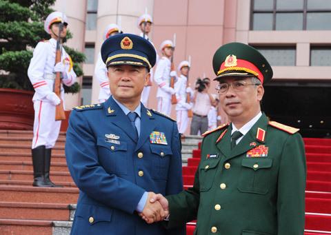 Thượng tướng Nguyễn Chí Vịnh (phải) và thượng tướng Mã Hiểu Thiên
