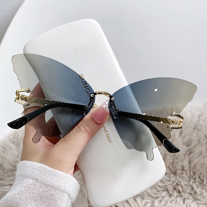 Damen Sonnenbrille im Schmetterlings-Stil mit großem Rahmen und Farbverlauf. Perfekt für Street-Style-Fotos, Schutz vor Sonnenlicht.