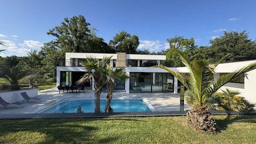 Maison avec piscine et terrasse 1