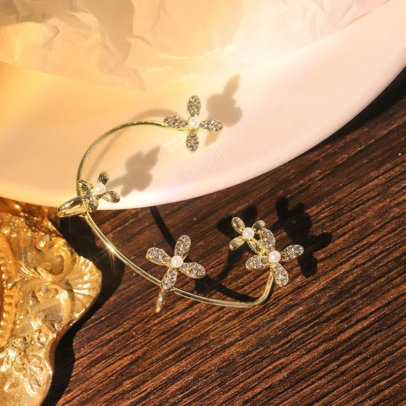 Pendientes de clip de mariposa dorados sin perforación para mujer, circonitas brillantes. Joyas elegantes, regalo ideal.