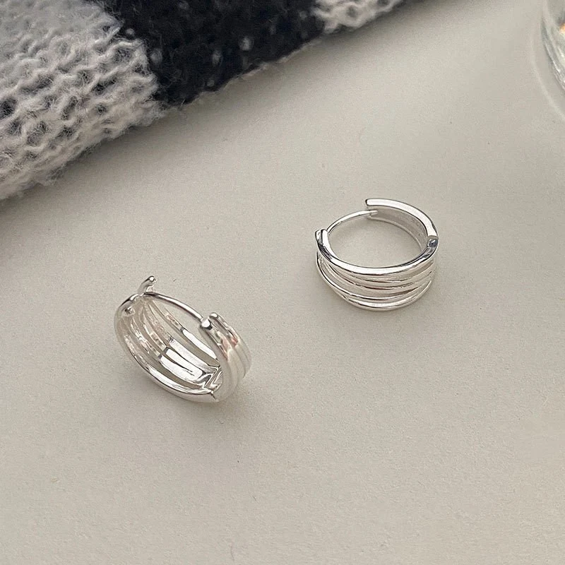 Modieuze multi-layer oorclips met geometrische lijnen, perfect voor een moderne look zonder gaatjes. Geniet van een stijlvol design.