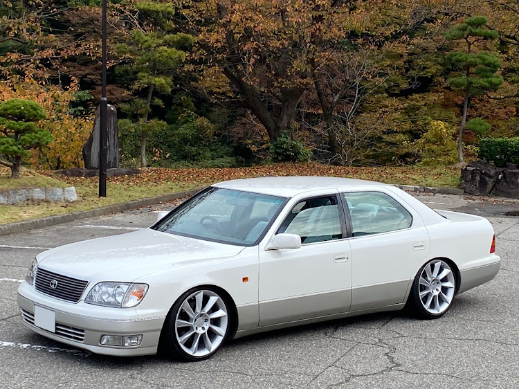 セルシオのセルシオ・UCF21・20後期・ドライブ・紅葉と愛車に関するカスタム事例の投稿画像1枚目