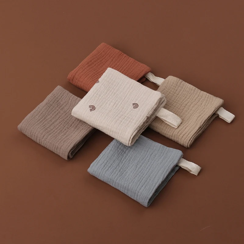 Serviette carrée en gaze de coton quatre couches pour bébé, douce et absorbante, idéale pour la salive et le visage.