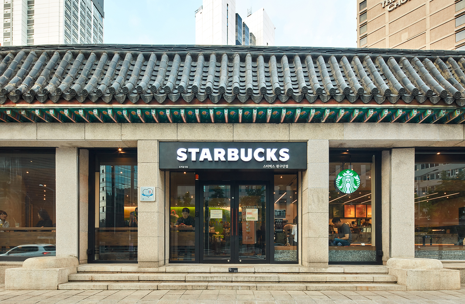 Клиентку Starbucks обвиняют в краже за то, что приняла кружки, подаренные сотрудником 