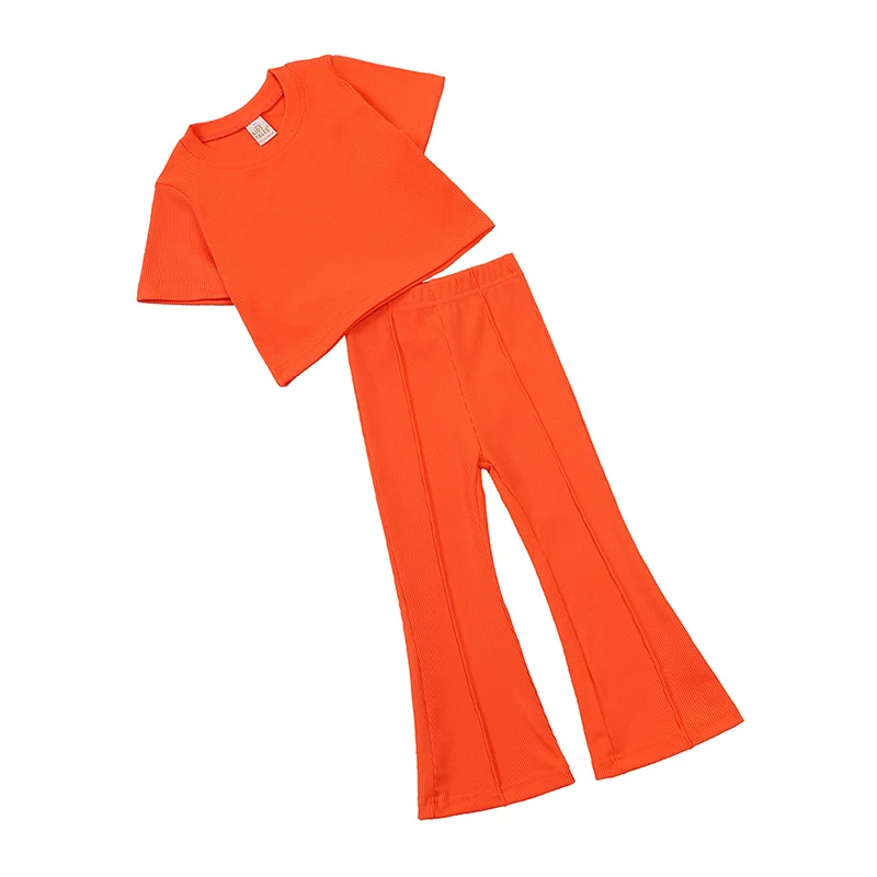 Ensemble deux pièces fille chemise à manches courtes et pantalon pattes d'éléphant idéal pour jouer et offrir un style tendance et confortable.