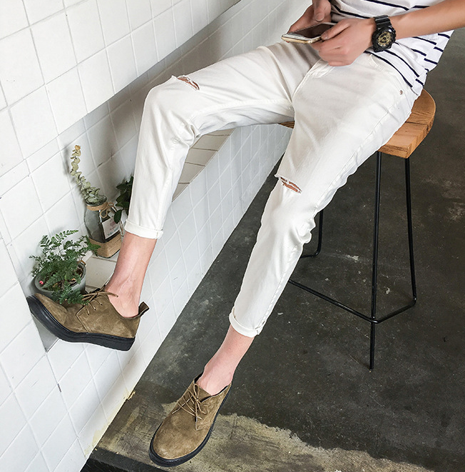 Jeans de color sólido y tendencia primavera verano, ideales para un look moderno y cómodo para disfrutar del sol y del buen tiempo.