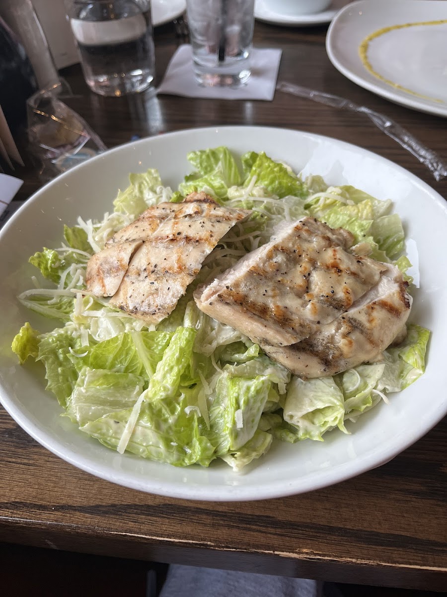 Caeser salad w/ grilled chicken!!!!😘😘😘