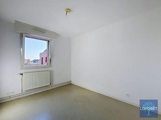 Simple room with radiator and window - Buy this luxury apartment / penthouse in Téteghem-Coudekerque-Village, 5 rooms, 3 bedrooms