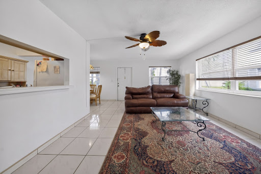 Luxury apartment / penthouse for sale in Hollywood (United States) - Living room with brown leather sofa and rug