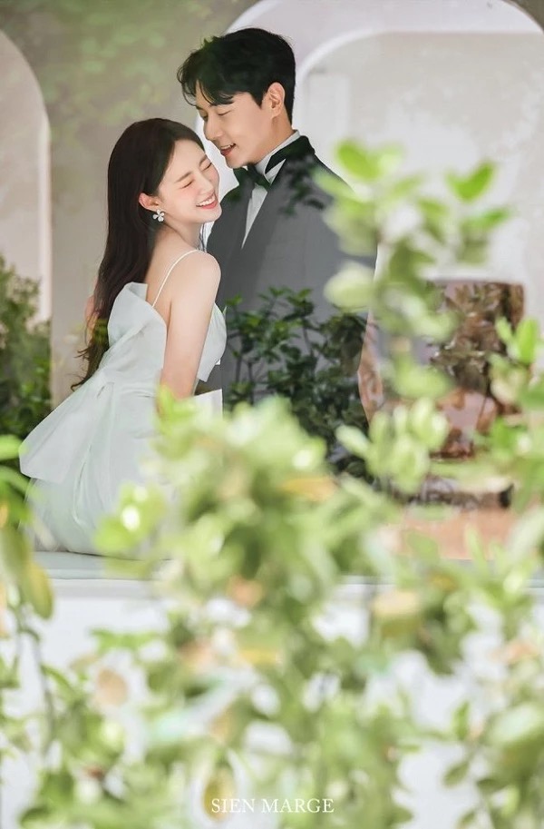 Shinhwa's Andy And Announcer Lee Eun Ju Reveal Their Beautiful Wedding ...