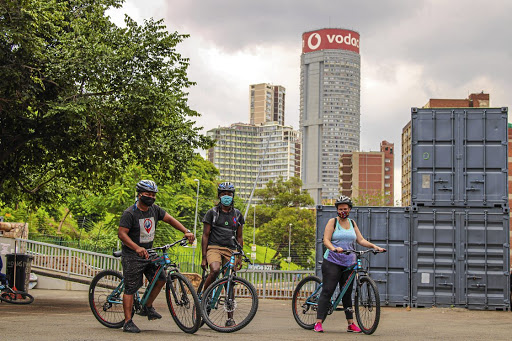 Tyrese Mhlakaza, Franck Leya and the writer, Sanet Oberholzer, setting out from the Windybrow Arts Centre in Hillbrow.