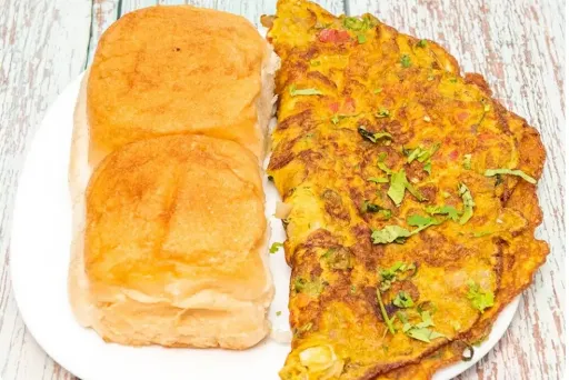 Masala Omelette With Pav