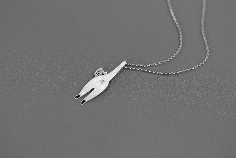 Pendentif chat fille mignon et amusant en argent sterling incrusté de zircon, un bijou parfait pour femmes
