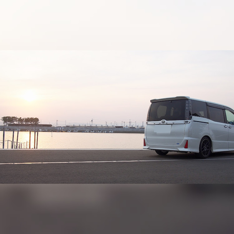 ヴォクシーのVOXY 80 前期・ぼっち撮影・愛車撮影・夕日をバックにに関するカスタム事例の投稿画像3枚目