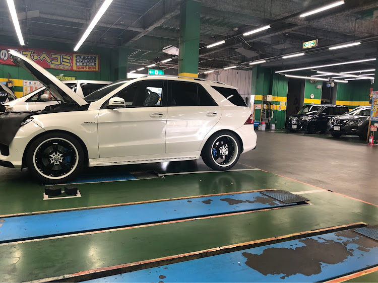 Mクラスのエンジンオイル交換・フォージアート・アルミを変えるか車高調入れたい・車好きと繋がりたいに関するカスタム事例の投稿画像1枚目