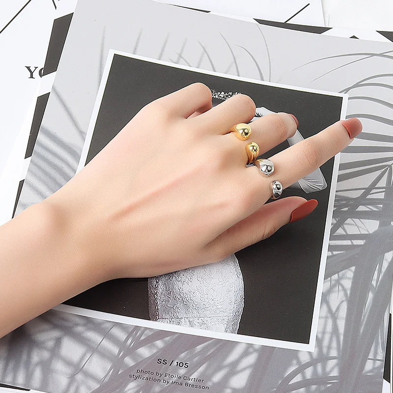 Bague élégante en forme de goutte d'eau pour femmes, un bijou féminin et tendance, parfait pour toutes les occasions, un accessoire raffiné.