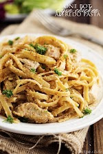 One Pot Cajun Chicken Alfredo Pasta was pinched from <a href="http://therecipecritic.com/2015/03/one-pot-cajun-chicken-alfredo-pasta/" target="_blank">therecipecritic.com.</a>