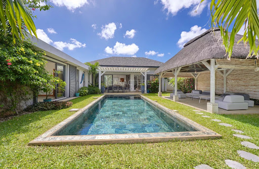 Villa avec piscine et terrasse 1