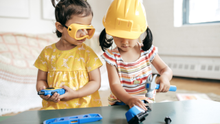 dos niñas jugando con juguetes