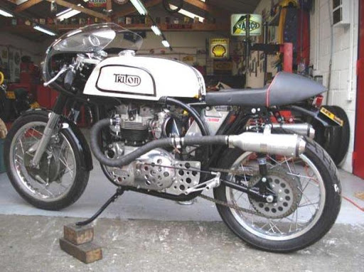 Triton dans un cadre de Norton Manx montée par Machines et moteurs