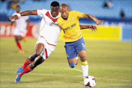 HANDS FREE: Themba Shabalala of Free State Stars and Katlego Mashego of Mamelodi Sundowns during their Premiership match at Loftus Stadium last night. Photo: Lefty Shivambu/ Gallo Images