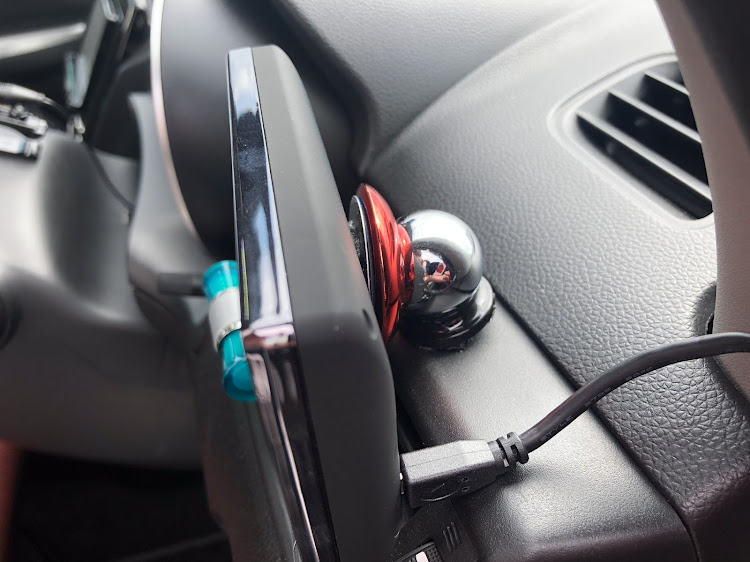 スイフトのDIY・レーダー探知機・固定方法変更に関するカスタム事例の投稿画像2枚目