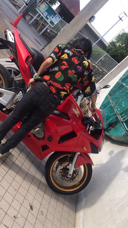 かーくんさんが投稿した本田・HONDA・CBR600RR・レッドに関するカスタム事例の投稿画像1枚目