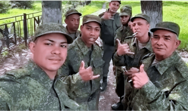 Un grupo de personas en uniforme militar

Descripción generada automáticamente