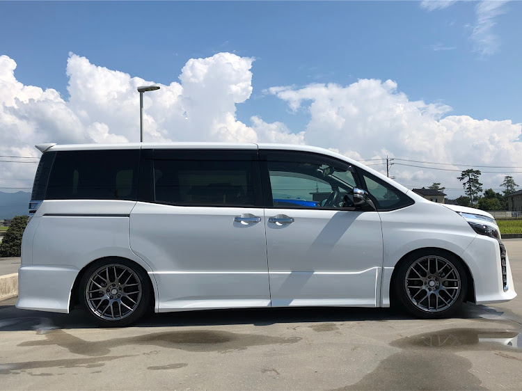 ヴォクシーの久しぶりの洗車・きれいになった✨・洗車の後は写真撮りたくなる😊に関するカスタム事例の投稿画像4枚目