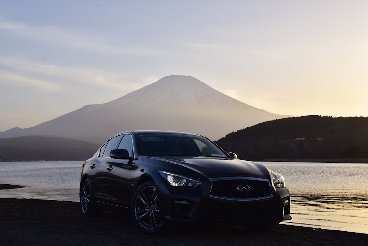 スカイラインのHNV37・v37・SKYLINE・富士山と愛車・Nikonに関するカスタム事例の投稿画像2枚目