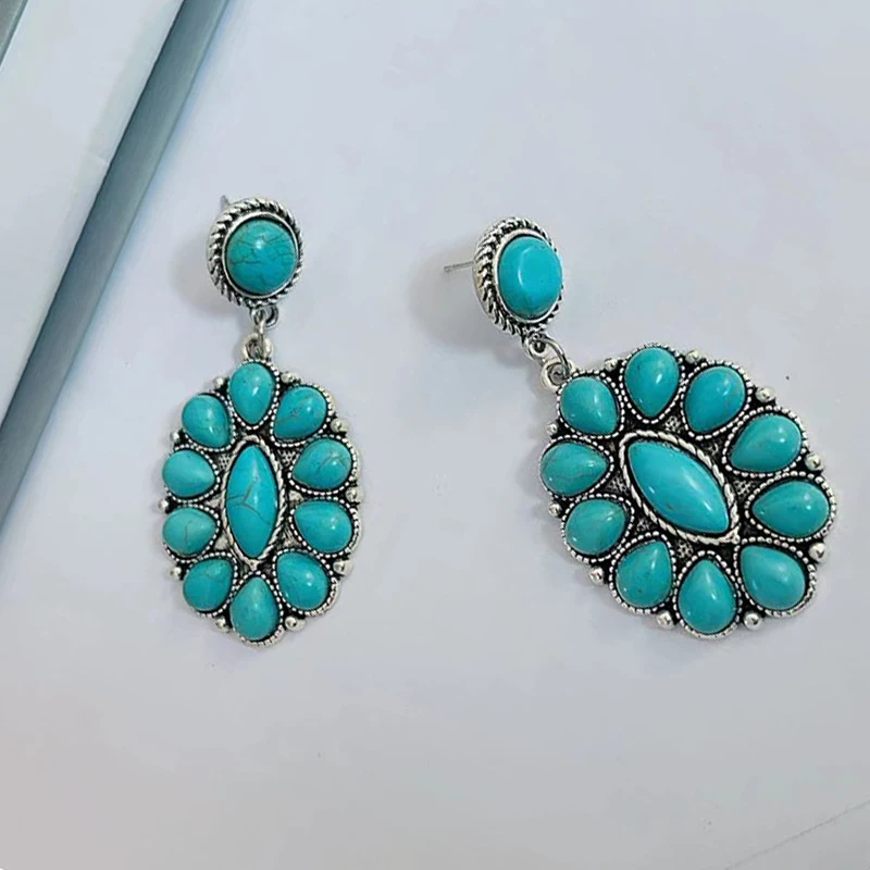 Boucles d'oreilles turquoise rétro de style ethnique, un charme bohème. Ces boucles sont parfaites pour un look vintage et élégant, sublimant votre style.
