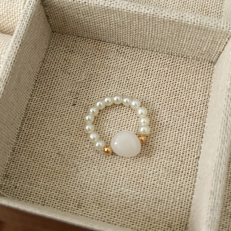 Bague de perles de cristal colorées Design de niche Ins Avancé Élégance et style pour femmes Bijou unique et raffiné Confort et éclat