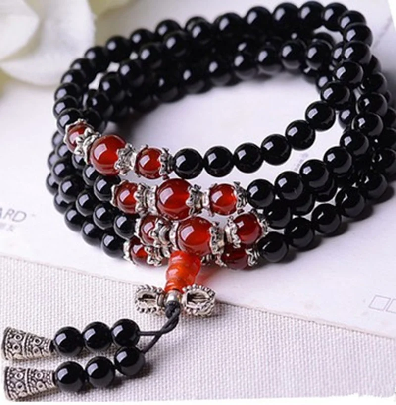 Pulseira étnica de 108 contas de vidro preto, ideal para meditação e uso diário. Combine estilo e bem-estar.