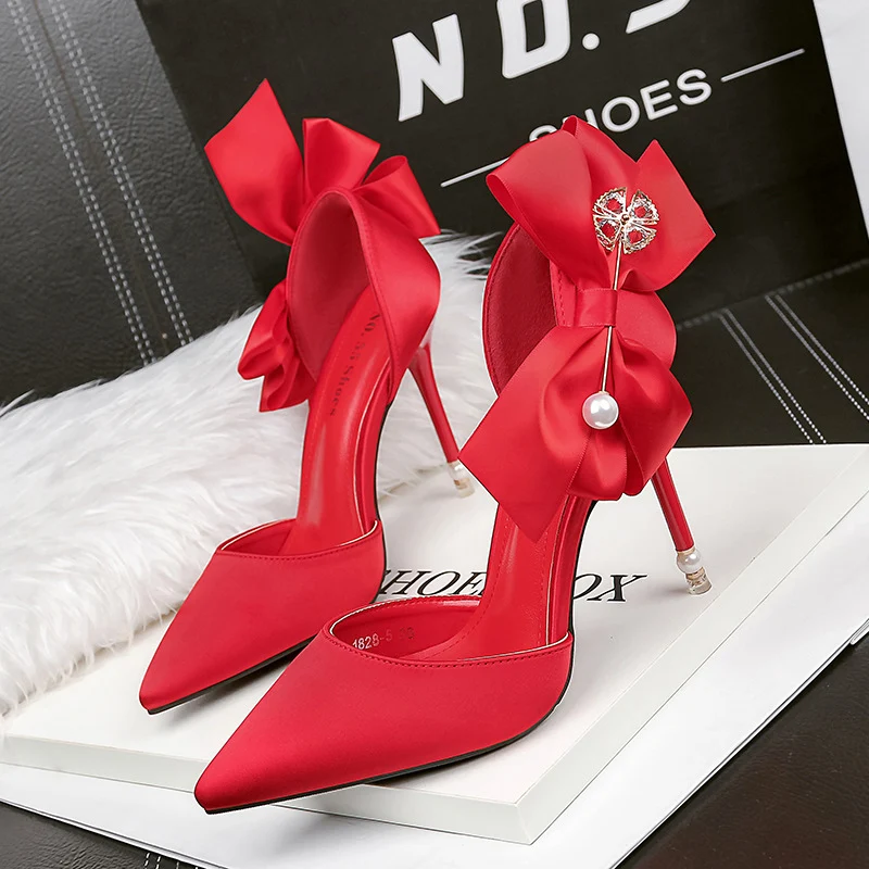 Satijnen High Heels Sandalen met strik, sexy en parels. Verleidelijk en elegant voor speciale gelegenheden.