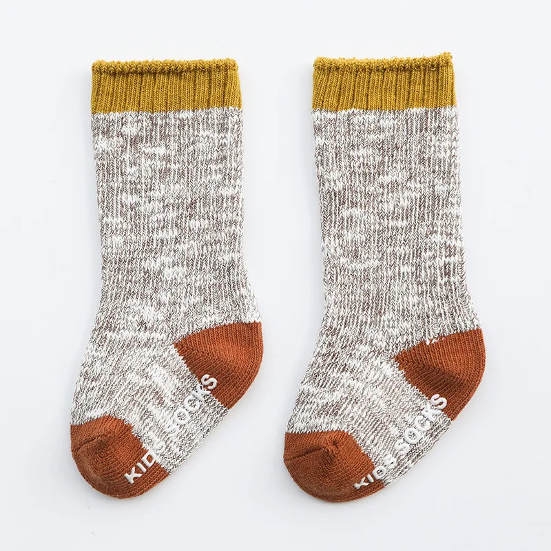 Nieuwe dubbele anti-slip babysokken met middentube, zorgen voor veiligheid en comfort. Perfect voor kruipen en de eerste stapjes.