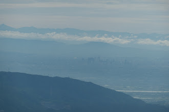 名古屋ビル群とその上に富士山