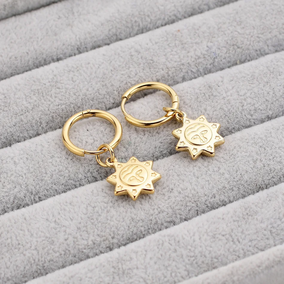 Boucles d'oreilles pince de crabe et conque Sun Queen. Élégance côtière, un accessoire unique pour un style inspiré de la plage.