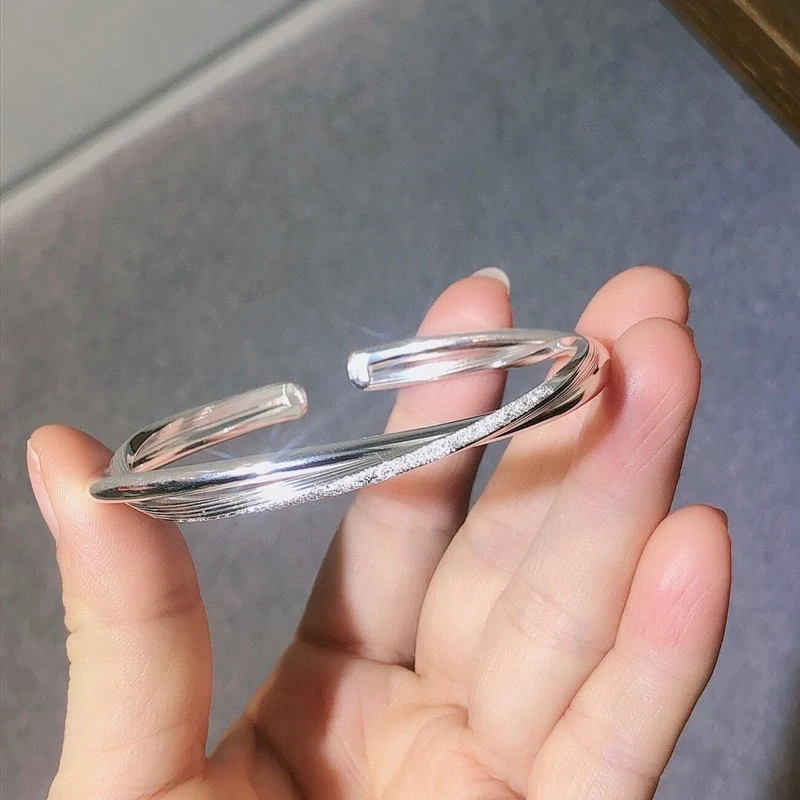 Brazalete trenzado de mujer plateado en blanco, cobre y plata, diseño de cuerda retorcida, pulsera de moda, ideal como regalo.