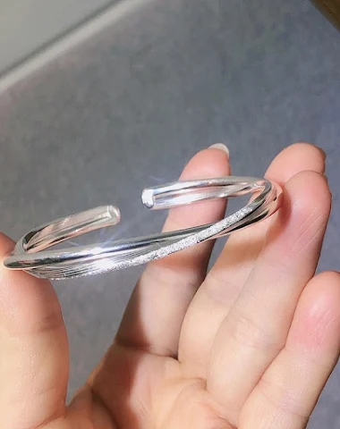 Pulseira feminina torcida em branco - 3