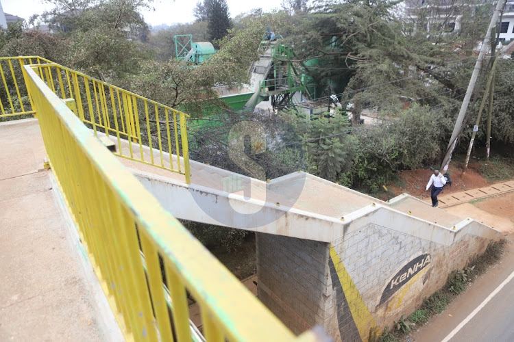 A pedestrian foot bridge that is supposed to give road users a safe passage over the Nairobi expressway has the protective guardrails vandalized and stolen exposing users to the risk of falling off near Safaricom stage along Waiyaki Way, Nairobi on August 31, 2022.