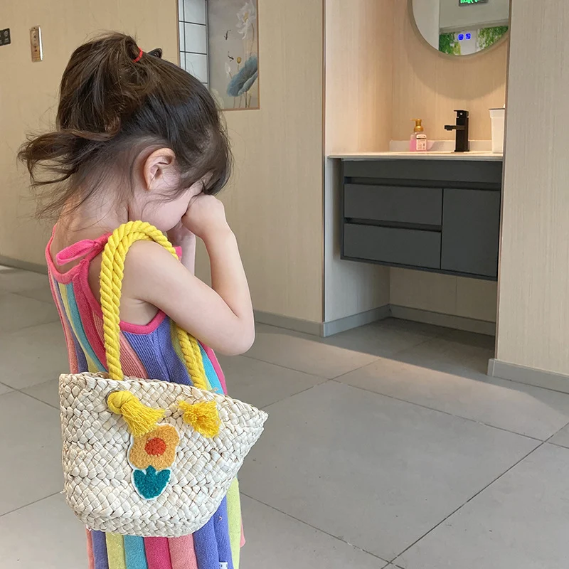 Bolso Mensajero de Paja Tejido a Mano para Niños. Diseño Artesanal, Duradero y Ecológico, Ideal para Llevar Juguetes y Objetos Pequeños.
