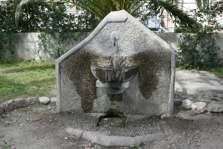 Fontana in pietra di esternicita