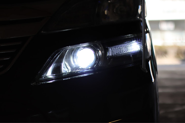 ヴェルファイアの単焦点初心者・ゴールドエンブレムはモテルらしい・エアサスはモテるらしい・コーナーポール・DIYに関するカスタム事例の投稿画像4枚目