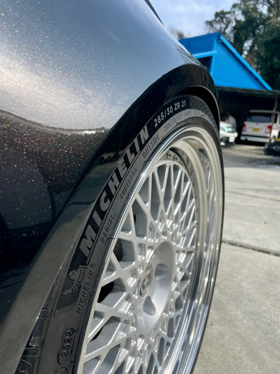 RS6 アバントのタイヤへのこだわり・熊本・HRE・Vintage 501に関するカスタム事例の投稿画像1枚目