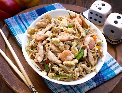 Egg,Chicken & Prawn Hakka Noodles