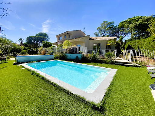 Villa avec piscine et terrasse 1